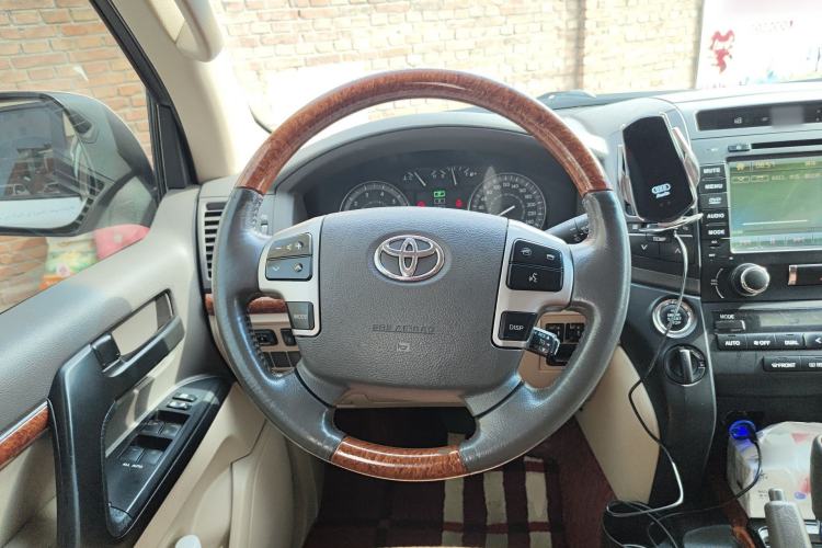 Used Toyota Land Cruiser 2015 4.0L V6 Middle East Limited Edition Steering Wheel