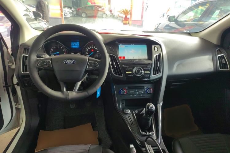 Used Ford Focus 2017 Sedan EcoBoost 125 Manual – Ultra-Style Edition with SmartDrive Features
