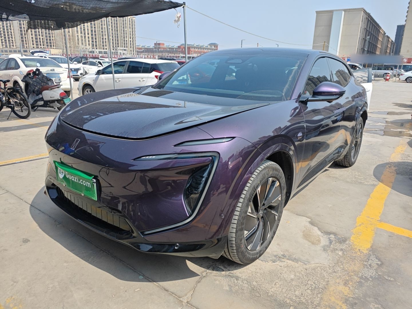 Под передней частью автомобиля