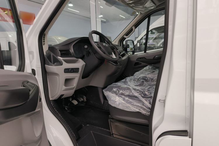 Used SAIC MAXUS Xintu V90 2024 Zhiyun 2.0T Manual Rear-Drive Extended-Wheelbase Ultra-High-Roof Model with Dual Rear Tires and 3 Seats
