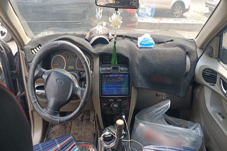 Used Huatai Santa Fe Classic 2012 2.0L Gasoline Manual Two-Wheel Drive with Sunroof Center Console