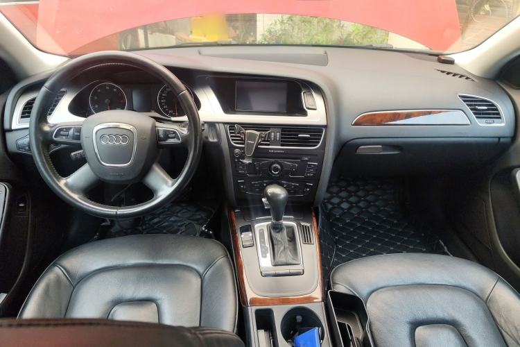 Used Audi A4L 2012 2.0 TFSI automatic Comfort trim level Center Console