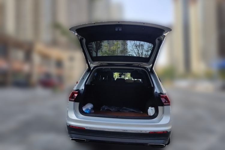 Used Volkswagen Tiguan L 2017 380TSI Automatic All-Wheel-Drive Luxury Edition Trunk