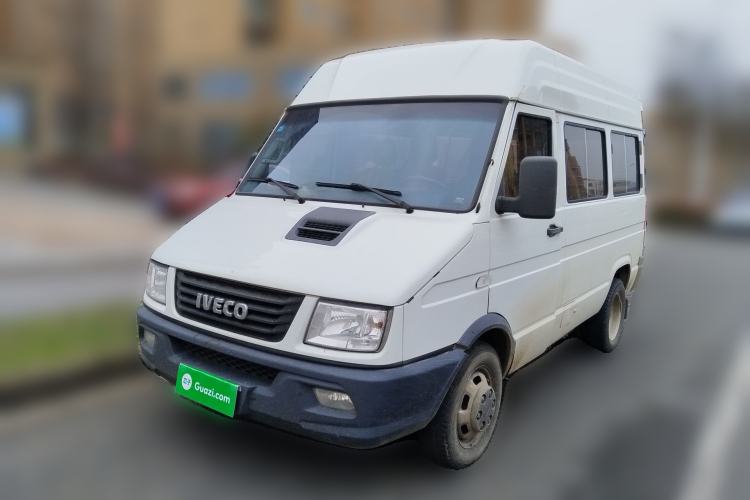 Used Iveco Daily 2021 2.5T A35 M1 Passenger Van 5-9 Seater Short Wheelbase Mid-Roof Design Dual Tires Side Sliding Door