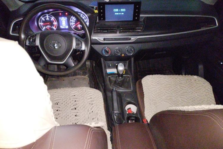 Used Great Wall Wingle 7 2020 2.0T Diesel Two-Wheel Drive Crown Champion Business-Style Compact Pickup GW4D20M Center Console