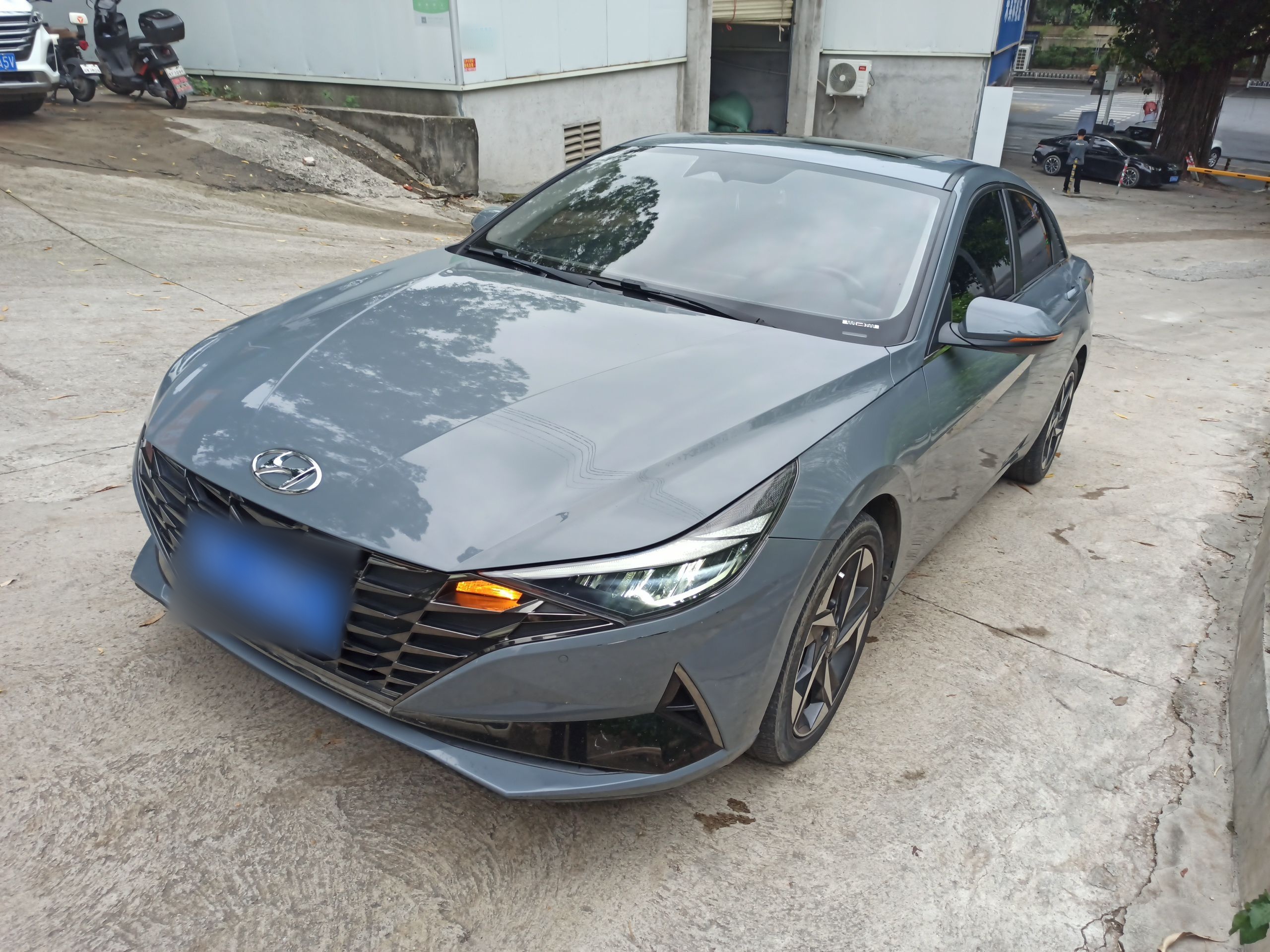 Под передней частью автомобиля