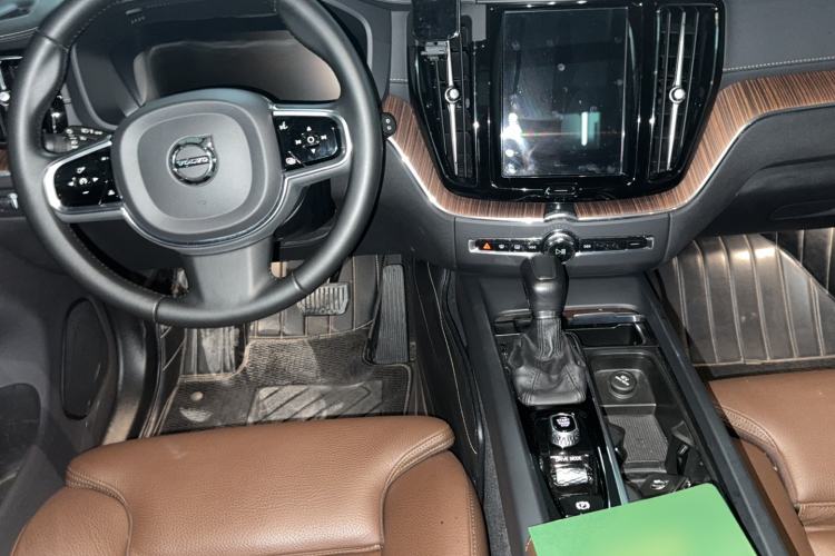 Used Volvo XC60 2021 T5 4x4 Smart Luxury Edition Center Console