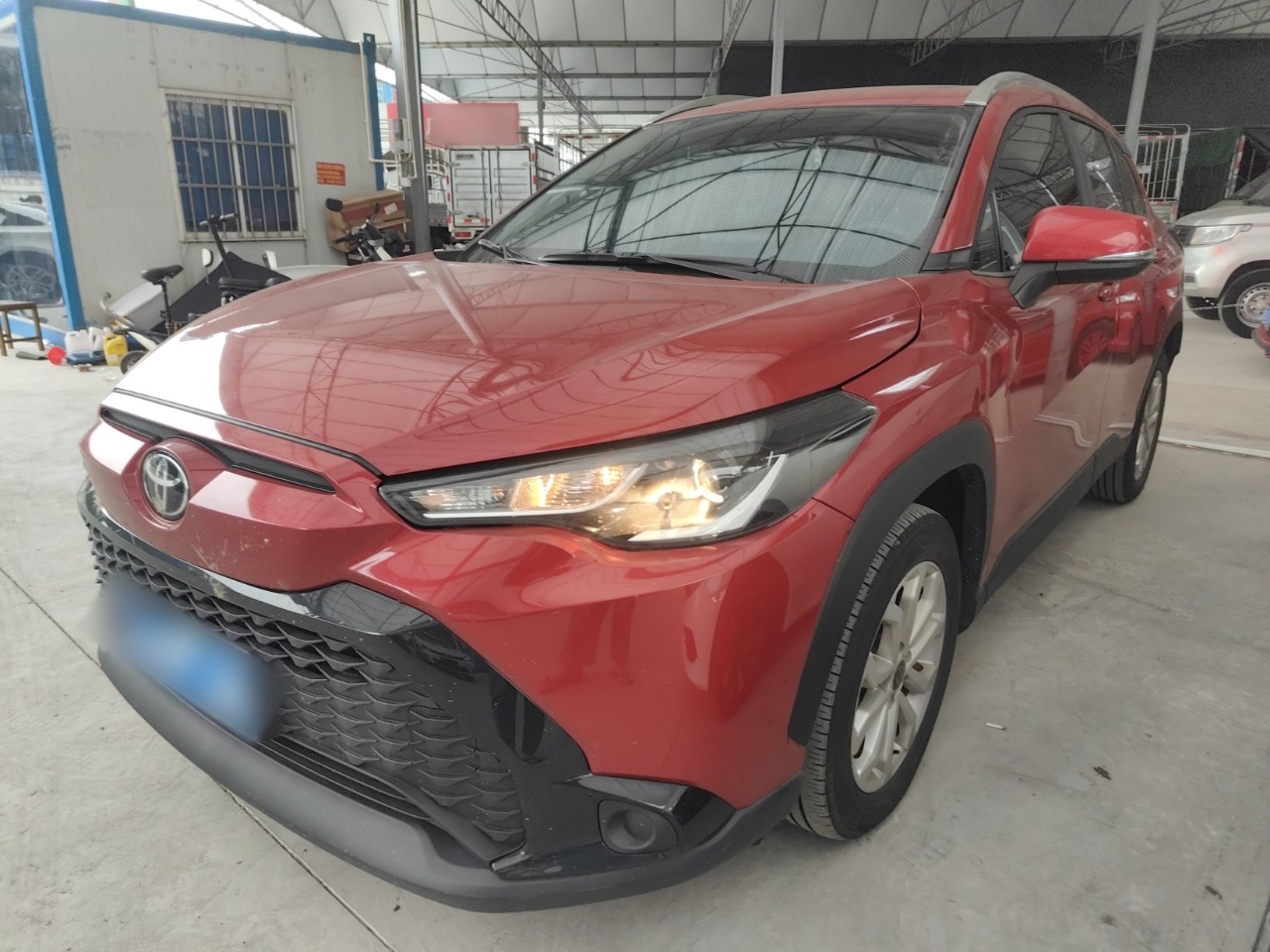 Под передней частью автомобиля