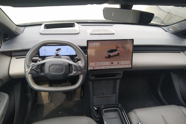 Used Lynk & Co Z20 2025 530 km Range Rear-Wheel Drive Max Center Console