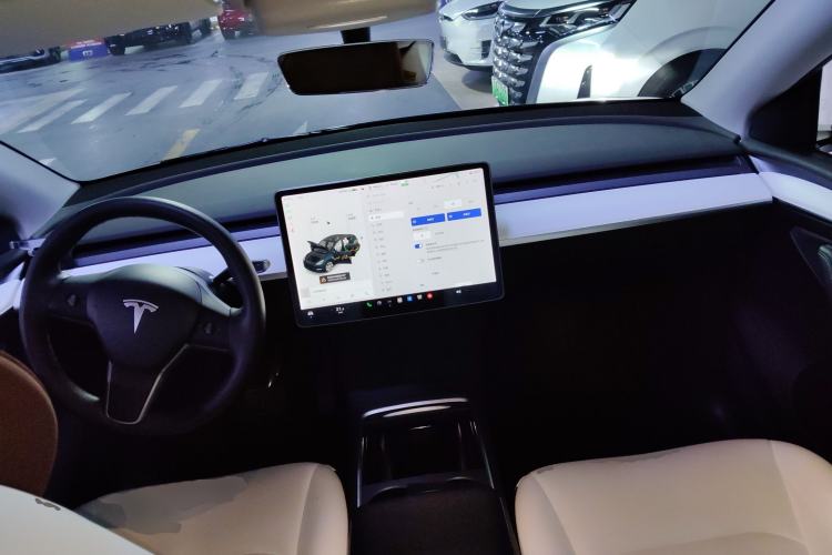 Used Tesla Model Y 2021 Standard Range Rear-Wheel Drive Version Center Console