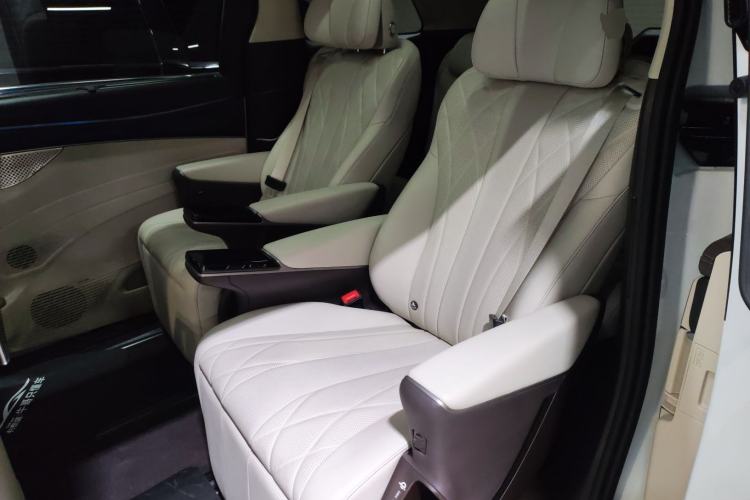 Used Denza D9 2025 DM-i Intelligent Drive 1020 Four-Wheel Drive Flagship Model
