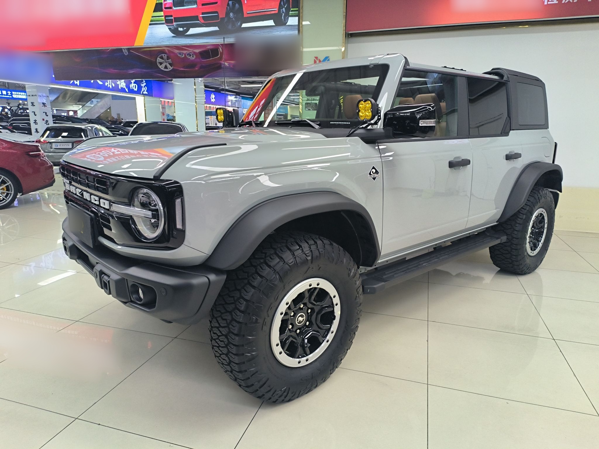 تحت مقدمة السيارة