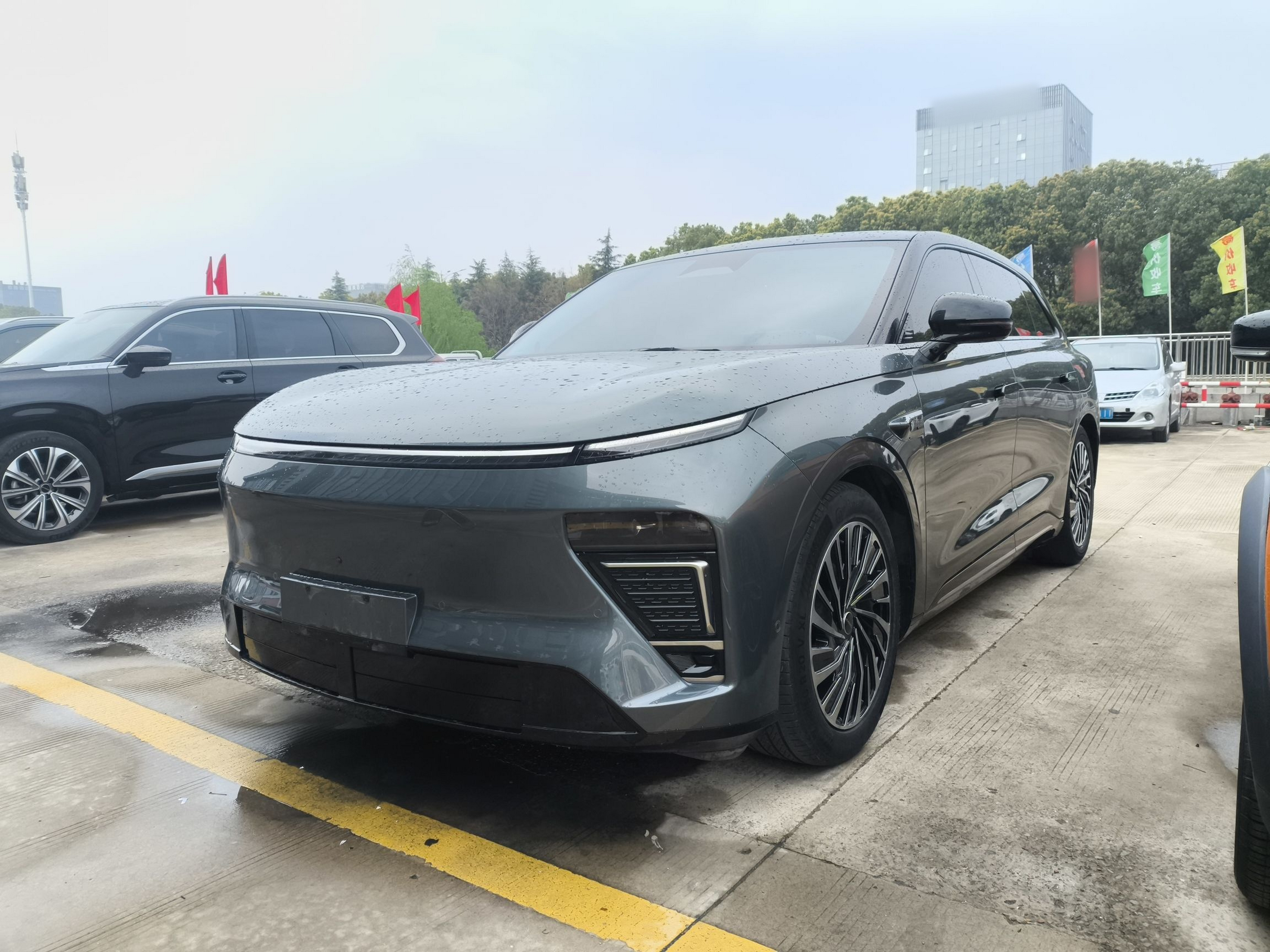 Под передней частью автомобиля