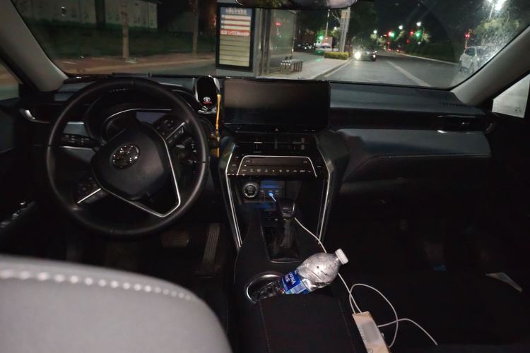 Used Toyota Venza 2023 2.0L CVT Two-Wheel Drive Luxury Edition Center Console