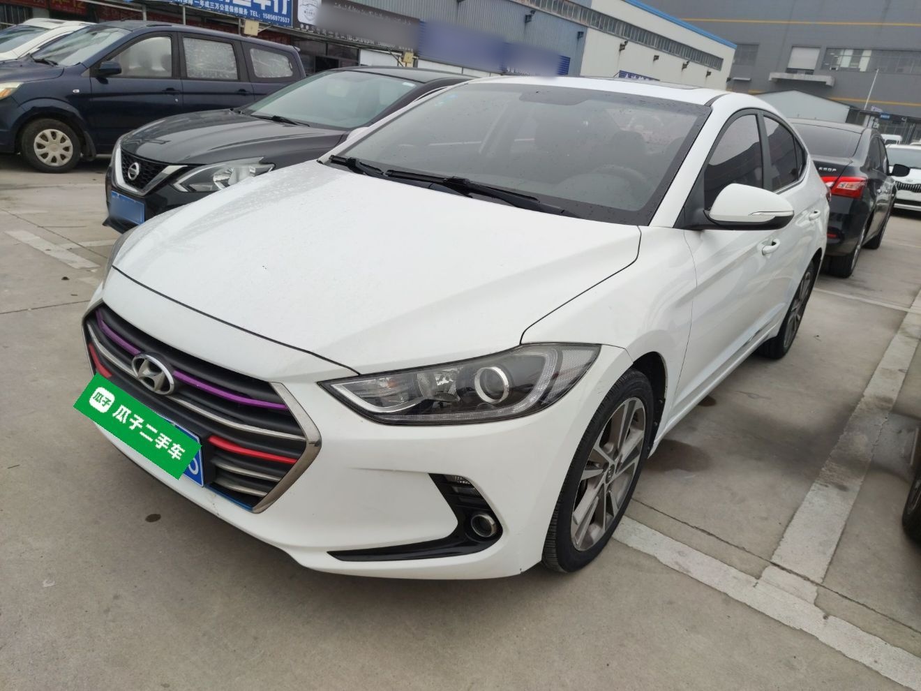 Под передней частью автомобиля