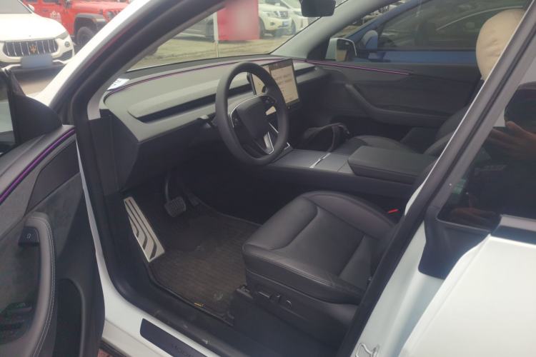 Used Tesla Model Y 2025 Long-Range All-Wheel-Drive Version
