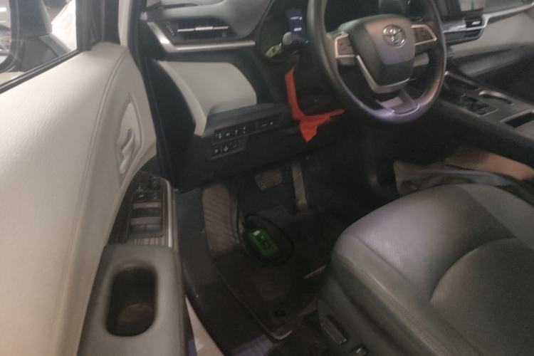 Used Toyota Sienna 2024 2.5L Hybrid Comfort Edition
