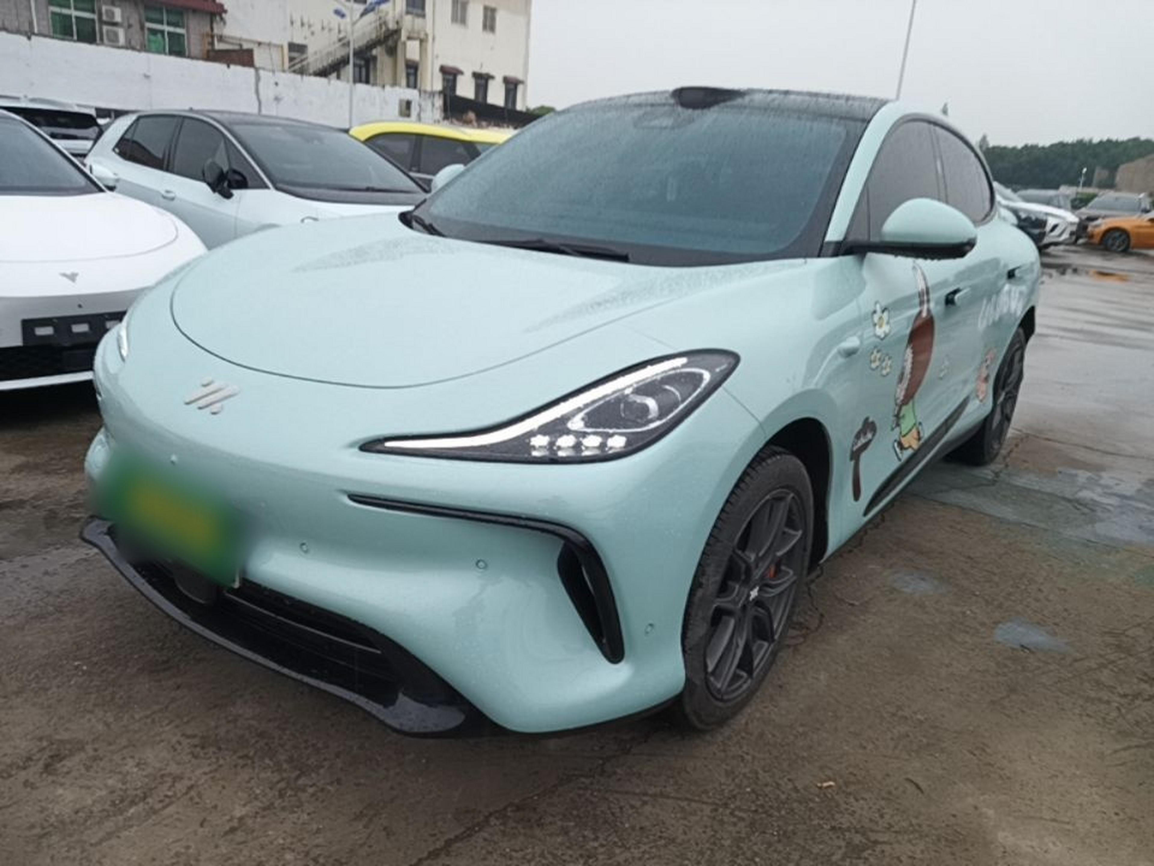 Под передней частью автомобиля