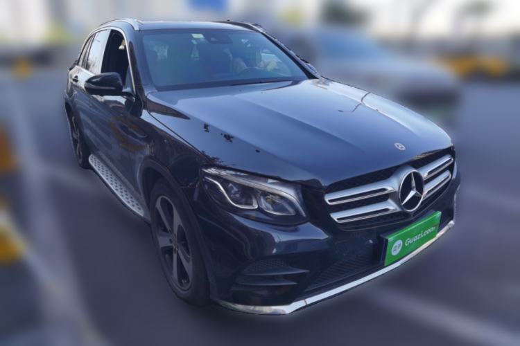 Used Mercedes-Benz GLC 2018 GLC 260 4MATIC Luxury Model Front Right 45 Deg