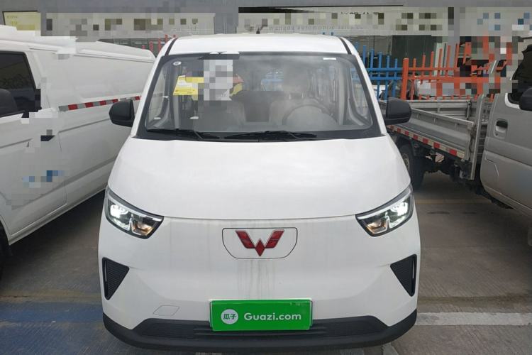 Used Wuling Yangguang 2024 300KM Comfort Version Passenger Van 75kW Front