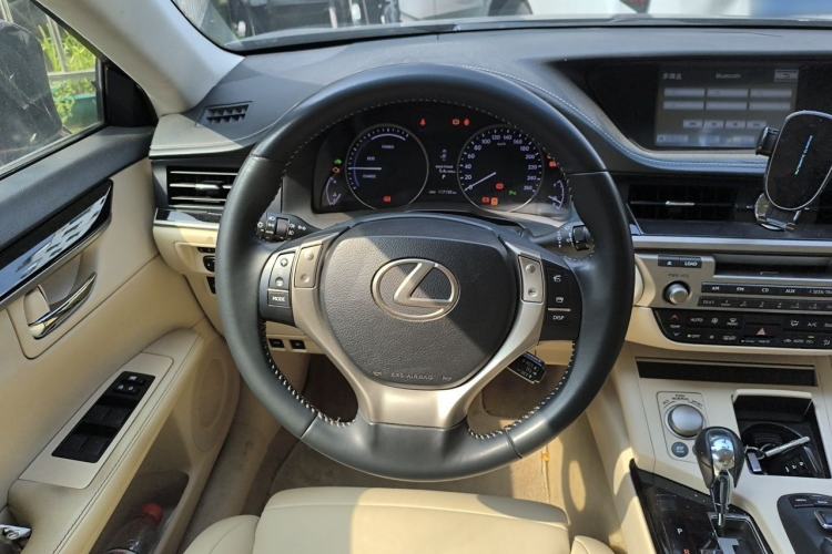 Used Lexus ES 2014 300h Elite Edition
