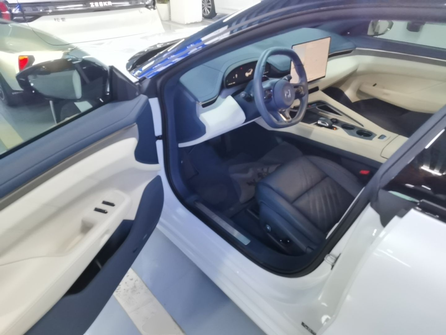 Zeekr 001 2025 YOU Edition 100 kWh All-Wheel Drive — снимка 18
