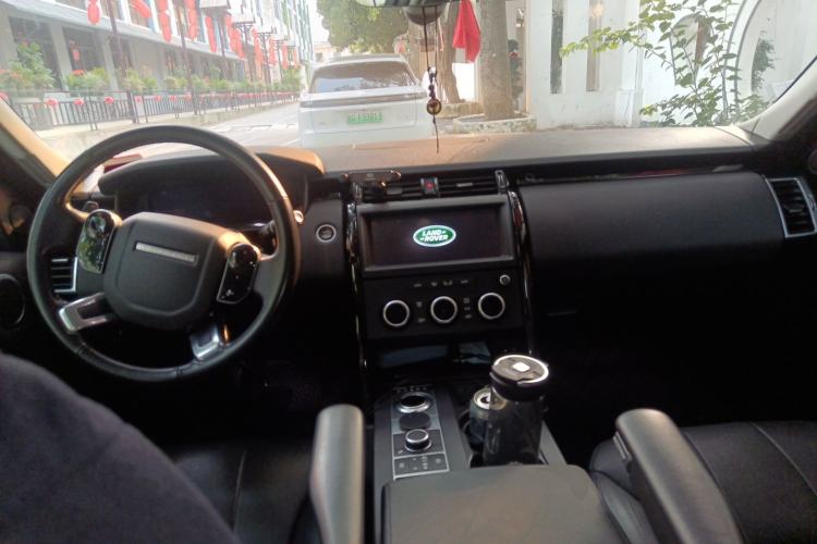 Used Land Rover Discovery 2020 2.0T SE Center Console