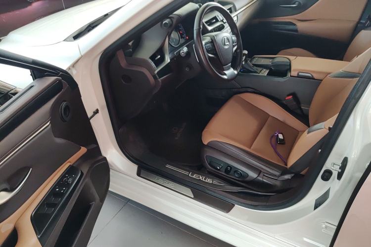 Used Lexus ES 2020 300h Premier Edition