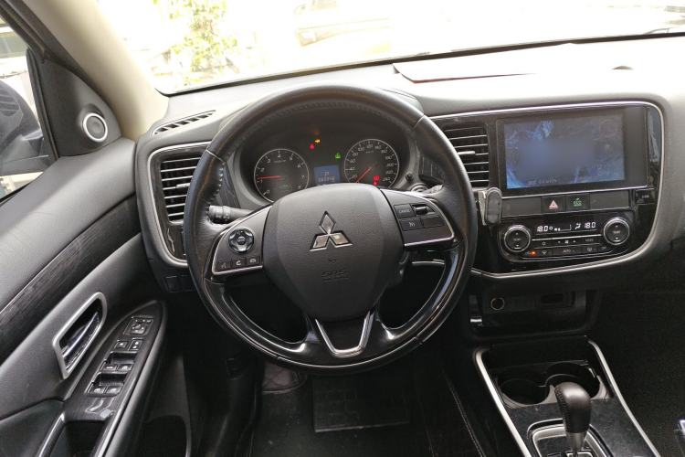 Used Mitsubishi Outlander 2018 2.0L Two-Wheel Drive Glory Edition 5 Seats Steering Wheel