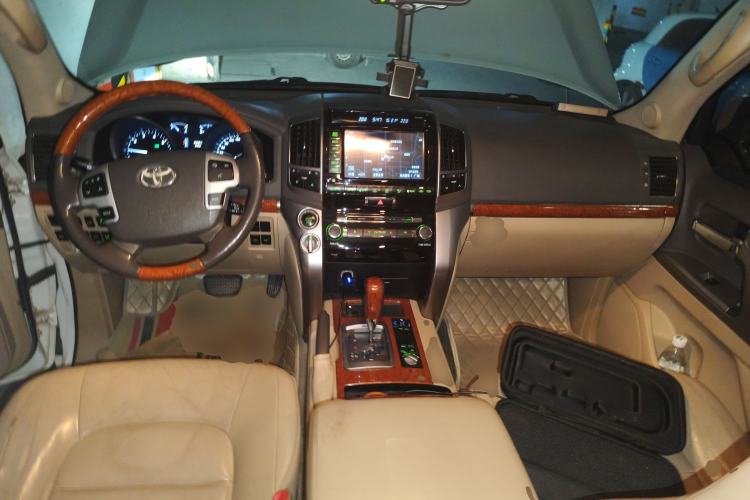 Used Toyota Land Cruiser 2012 4.6L Automatic VX-R Center Console