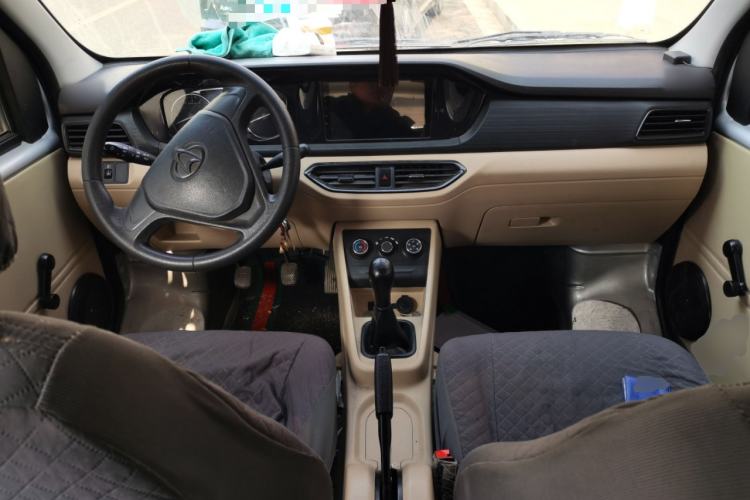 Used CHANGAN KUAYUE Xing V3 2023 1.5L Gasoline Comfort Model 7-Seater Passenger Vehicle Center Console