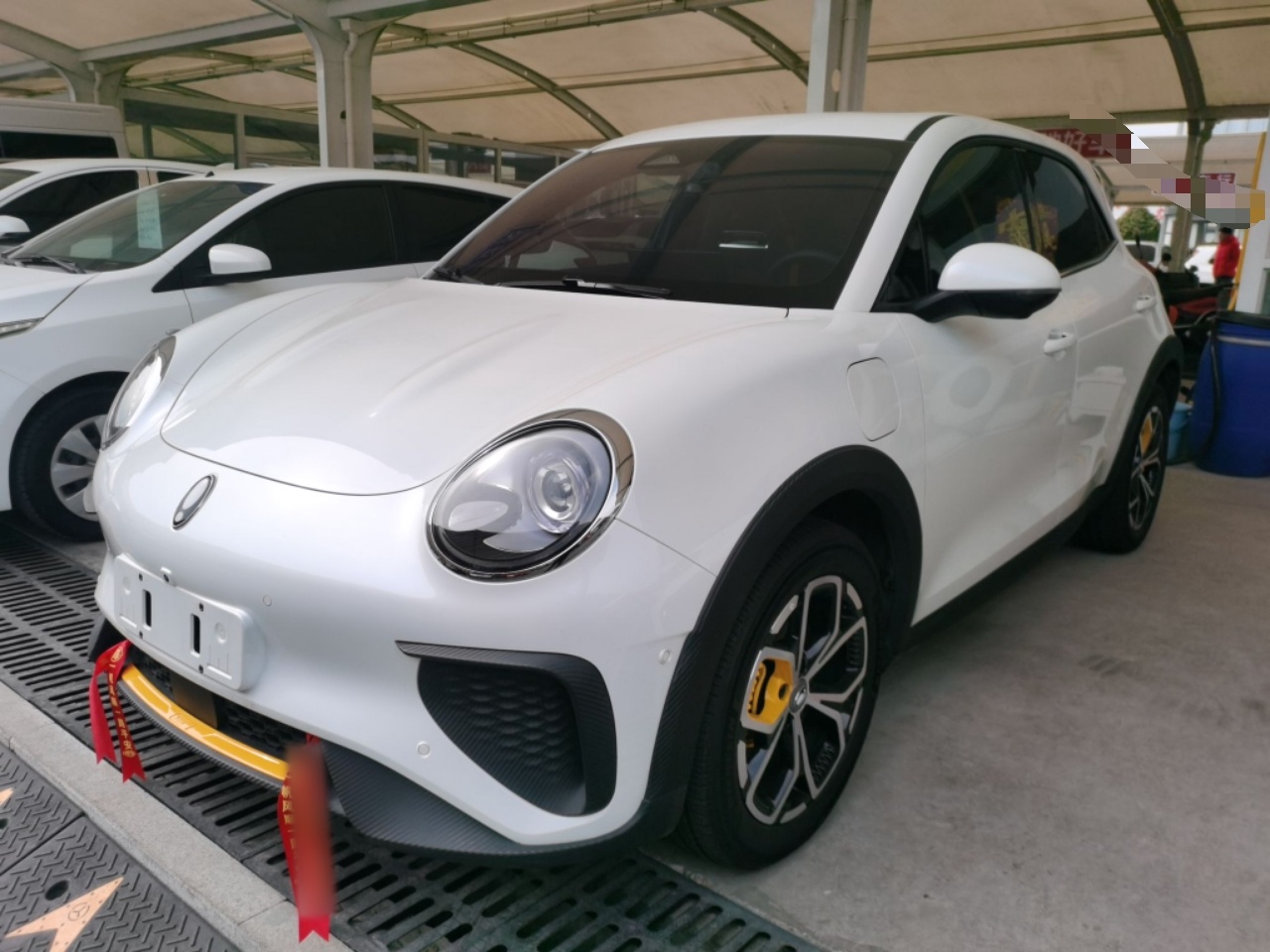 Под передней частью автомобиля