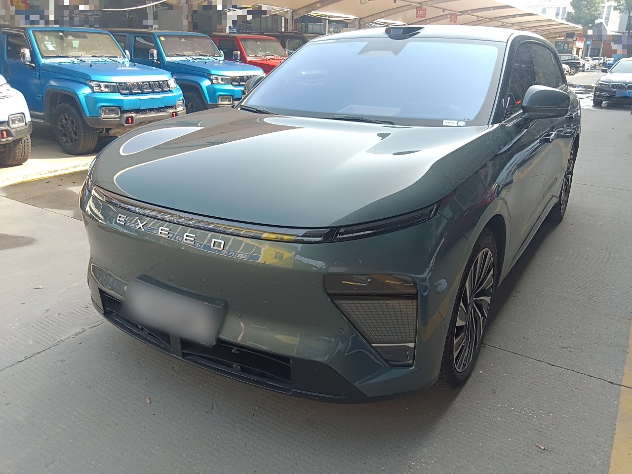 تحت مقدمة السيارة