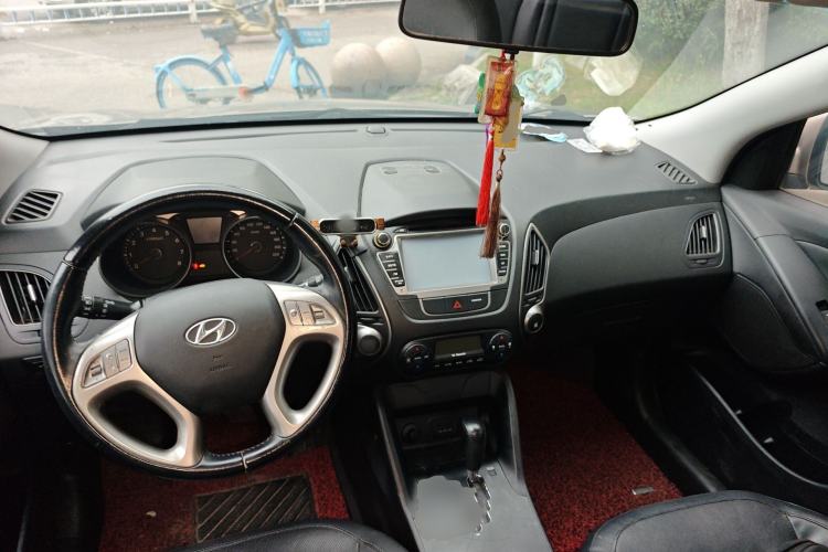 Used Hyundai ix35 2013 2.0L Automatic Two-Wheel Drive Smart GLS China IV Standard Center Console