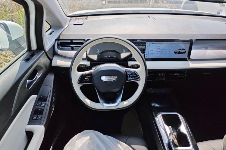 Used Geometry E Firefly 2024 401 km Fluorescent Steering Wheel