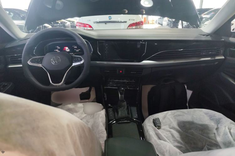 Used Volkswagen Passat 2026 Model, Outstanding 380TSI Longteng Edition Center Console