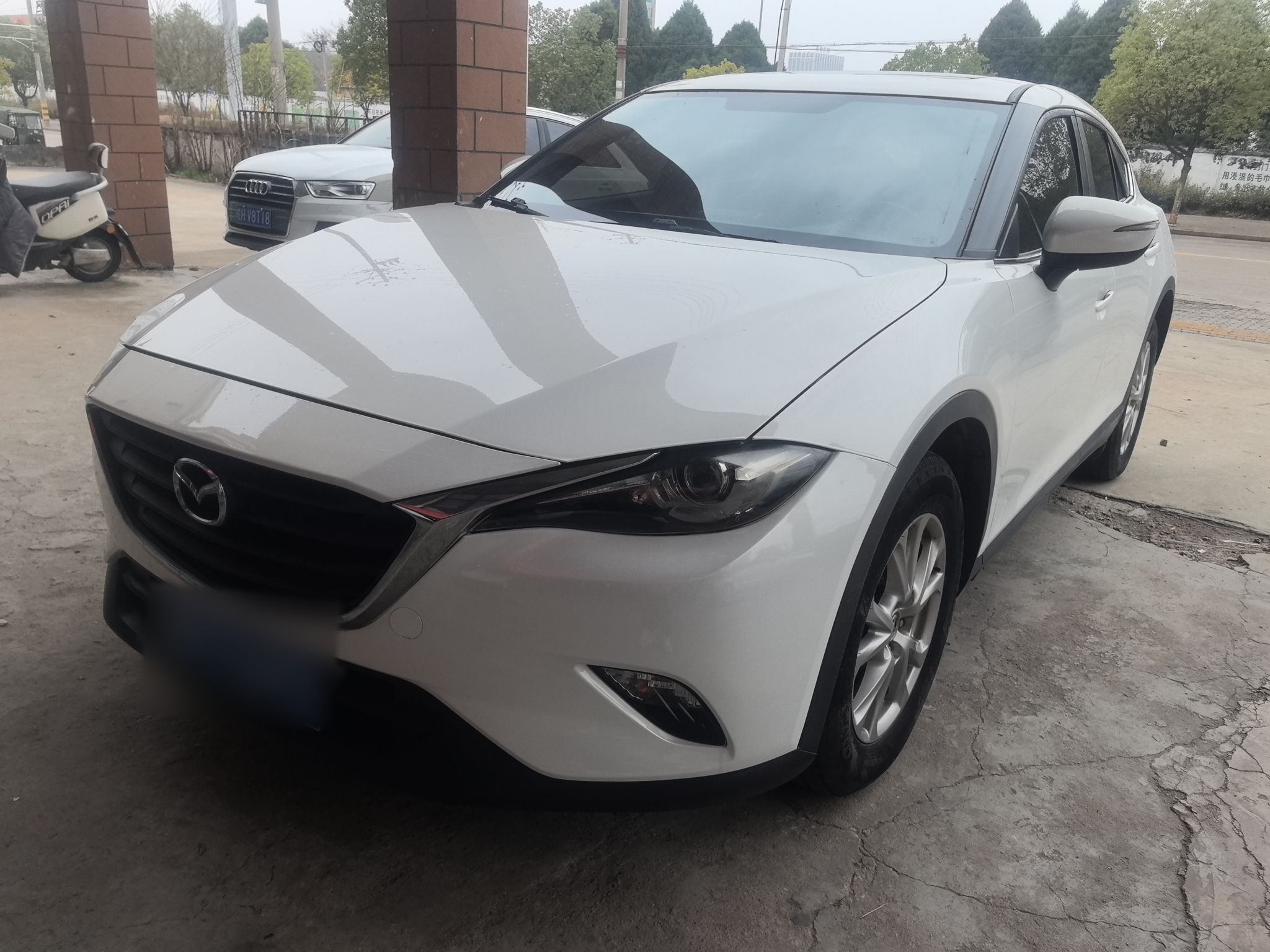 تحت مقدمة السيارة