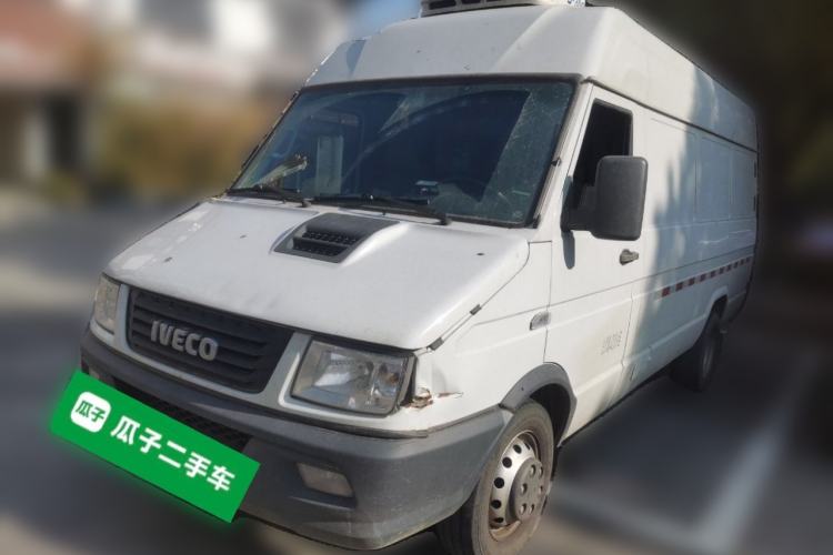 Used Iveco Daily 2023 2.5T V40 Van Long Wheelbase Mid-Roof Design Dual Tires Side-Swing Doors 2-3 Seater