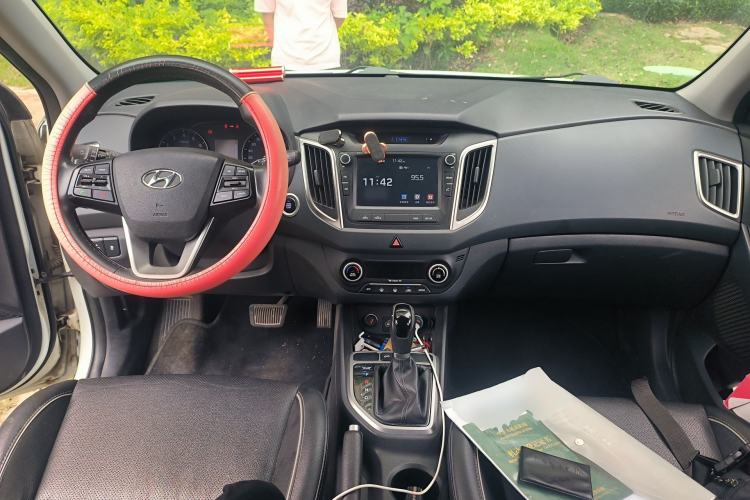 Used Hyundai ix25 2015 1.6L Automatic Two-Wheel-Drive Deluxe DLX Model Center Console