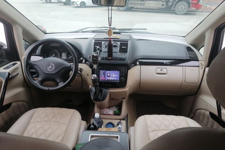 Used Mercedes-Benz Vito 2011 2.5L 7-seater executive version Center Console