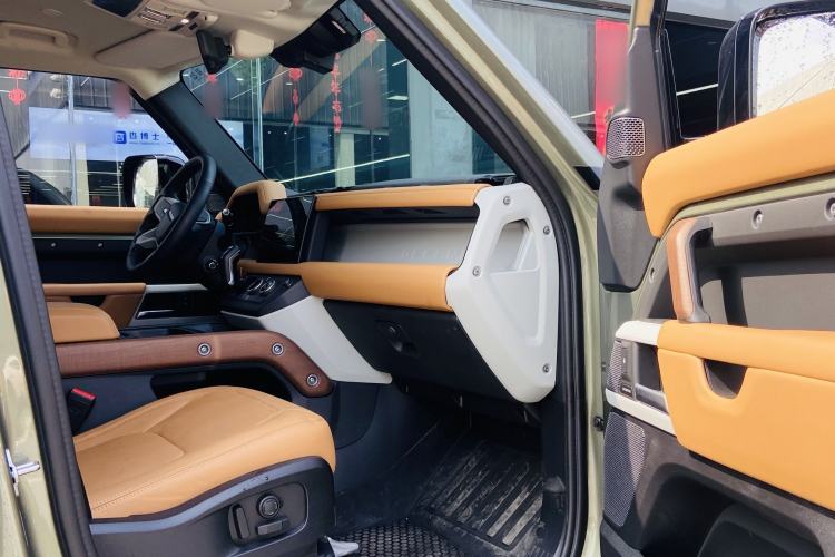 Used Land Rover Defender 2024 110 3.0T P400 Dark Edition Interior 4