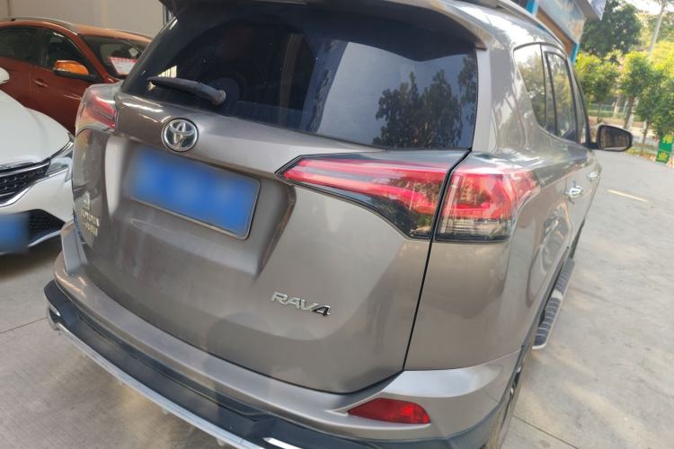 Used Toyota RAV4 2016 2.0L CVT Two-Wheel Drive Fashion Edition China V Standard
