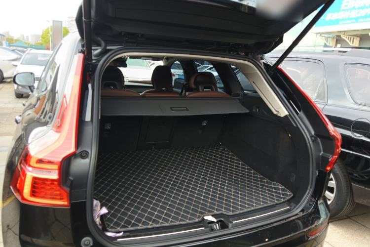 Used Volvo XC60 2019 T5 4x4 Smart Edition China VI Standard Trunk