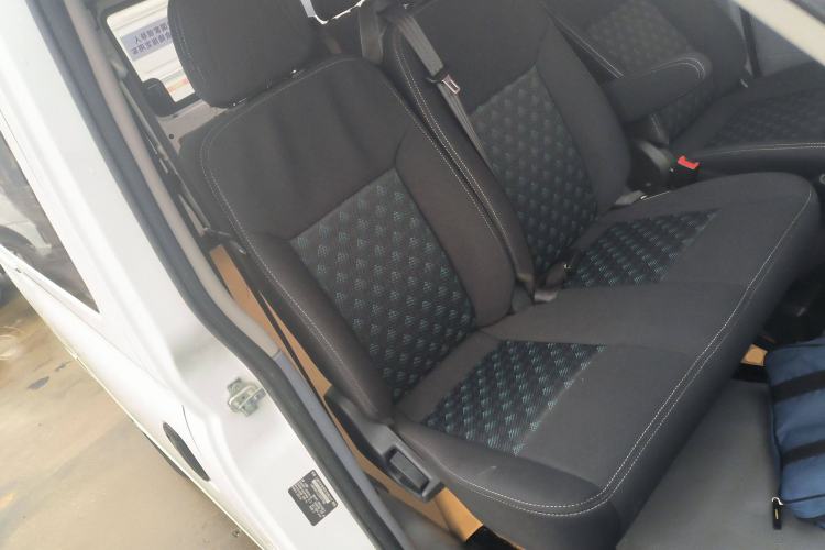 Used SAIC MAXUS Xintu V80 2018 2.5T 6-speed manual Aoyuntong short-wheelbase ultra-low roof 5- or 6-seat model Right Front Seat