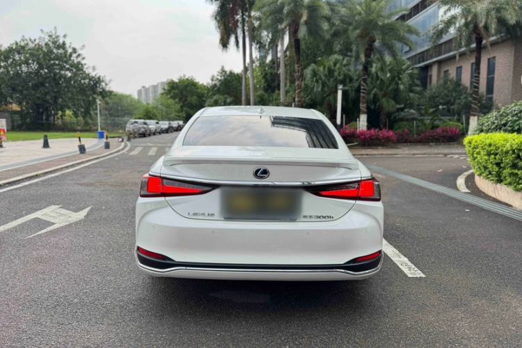 Used Lexus ES 2020 300h Deluxe Edition
