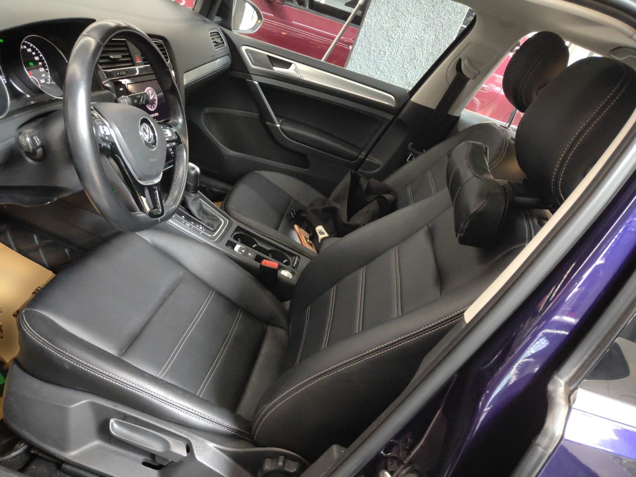 Переднее сиденье в автомобиле