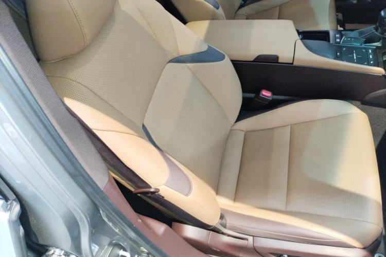 Used Lexus ES 2020 300h Deluxe Edition
