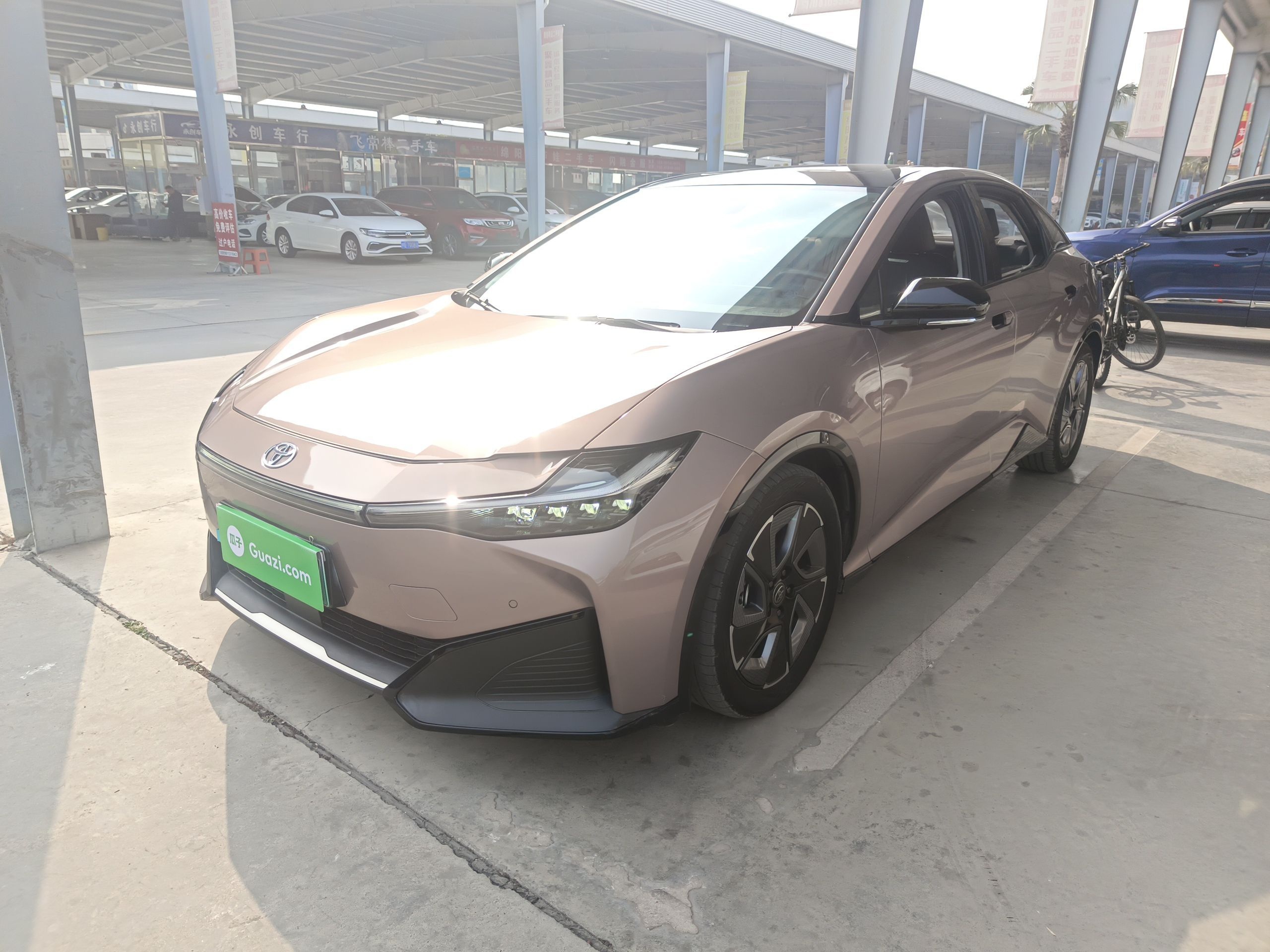 تحت مقدمة السيارة