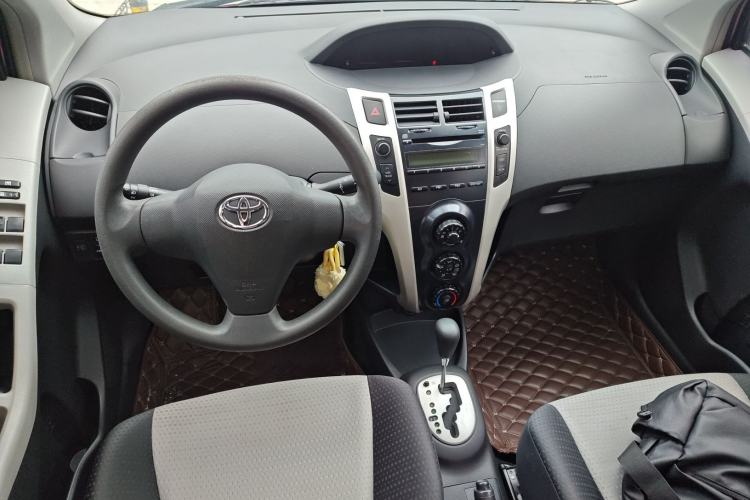 Used Toyota Yaris 2011 1.6E Automatic Charm Edition Center Console
