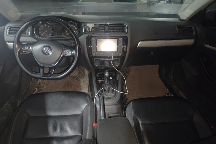 Used Volkswagen Sagitar 2018 1.6L Automatic Comfort Model Center Console